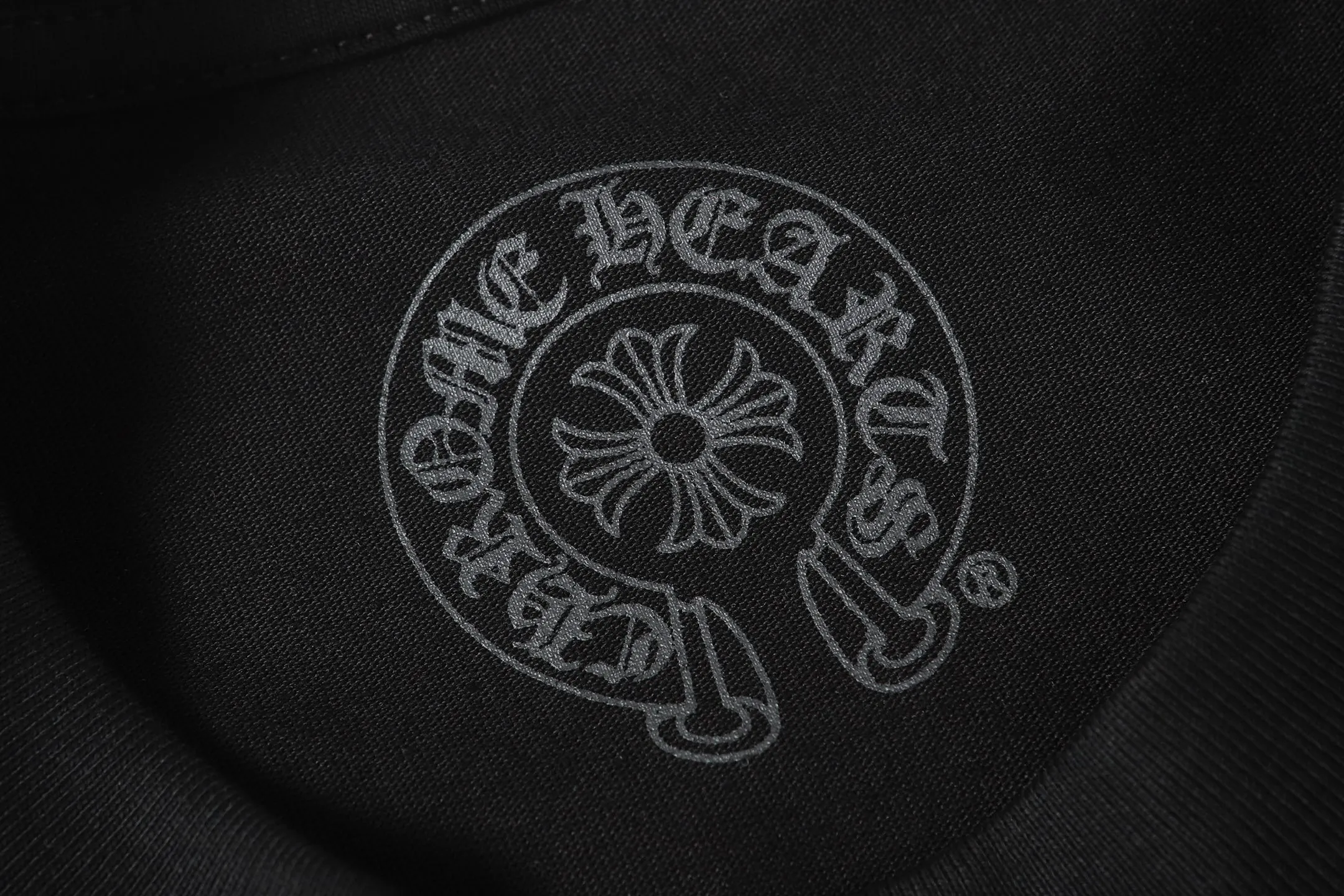 P150 Cross-border running quantity model, please do not place an order if you are pursuing quality - Chrome Hearts/Chrome Hearts Sanskrit leather cross✝️Best-selling short-sleeved T-shirt - High weight, high density and high quality. The wool is soft, delicate and skin-friendly. It feels soft and silky. It has excellent warmth and skin-friendly properties. - Customized weaving and dyeing, no color difference. No matter the fabric or workmanship details, it beats the ordinary version on the market -Colour: black -Size: S M L XL